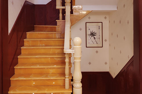 柘荣中式别墅室内汉白玉石楼梯的定制安装装饰效果