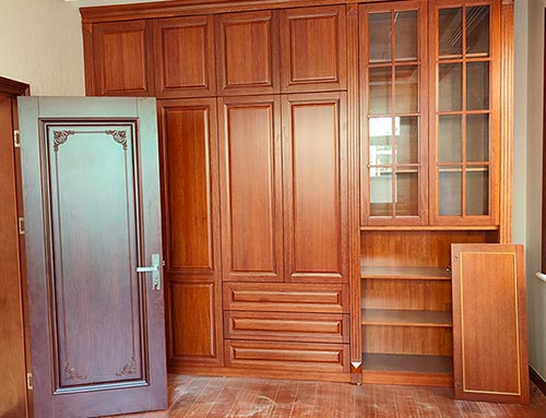 柘荣中式家庭装修里定制的实木衣柜效果图